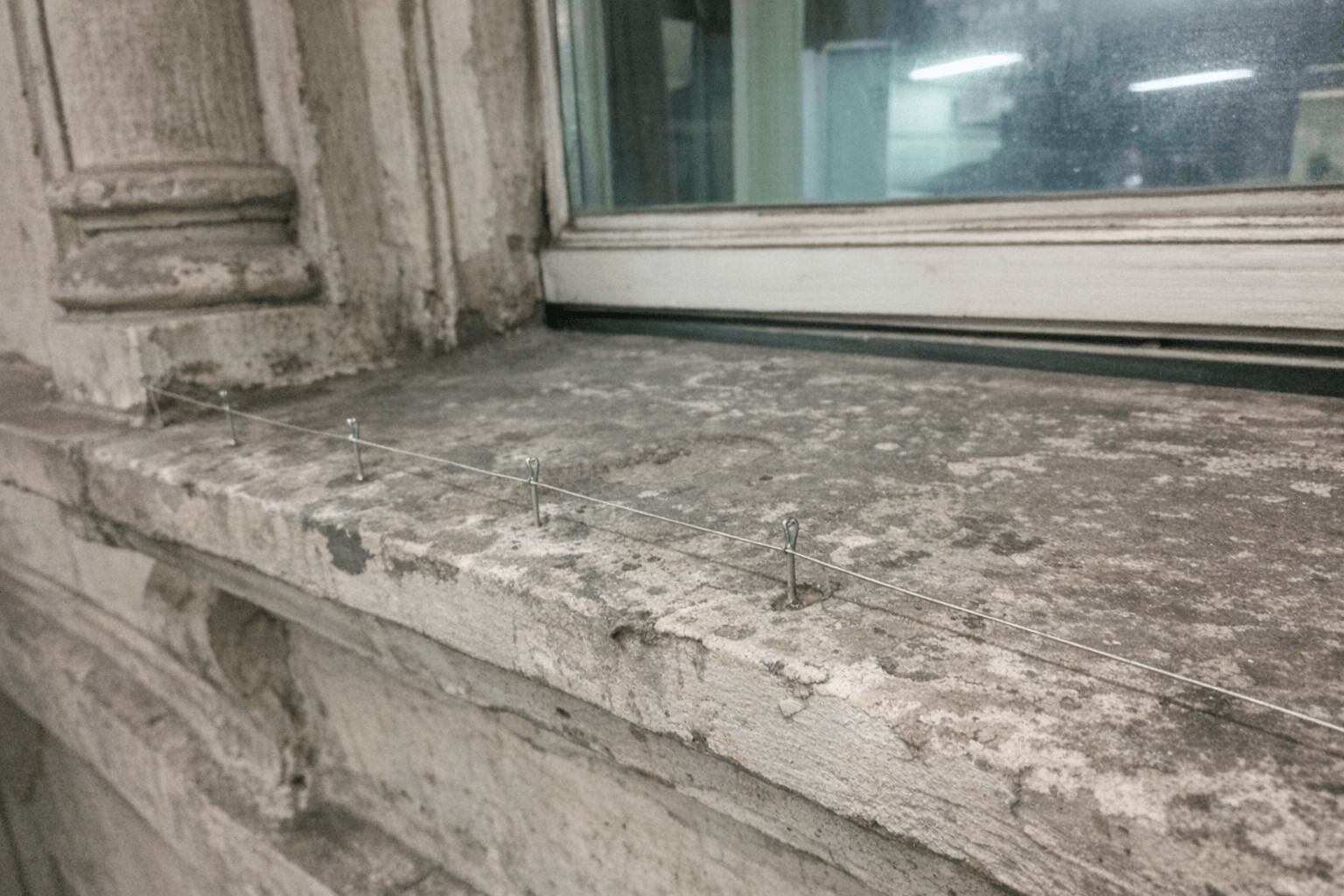 Unauffällige Drahtlösung am Fensterrahmen, neutrale Optik